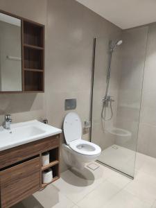 łazienka z prysznicem, toaletą i umywalką w obiekcie Muscat City Stay - 2BR Apt 308 near Grand & Avenue Mall w mieście Ghukra