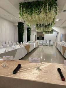 バランキージャにあるHotel Oxford Barranquillaの白いテーブルと白い椅子のある宴会場 +65枚の写真