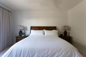 Postel nebo postele na pokoji v ubytování Stylish Desert Retreat - Pet Friendly!