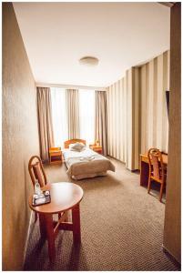 een hotelkamer met een bed en een tafel bij Hotel Polonez in Krakau