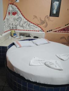 un letto con due asciugamani sopra in una stanza di Pousada Devaneios ad Ananindeua