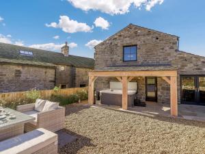 a patio with a tub in a stone house at 3 Bed in Skipton 89582 in Colne