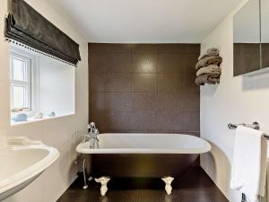 a bathroom with a bath tub and a sink at 3 Bed in Haile 90050 in Hale +27 photos