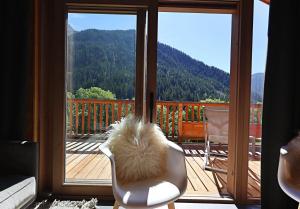 Nespecifikovaný výhled na hory nebo výhled na hory při pohledu z prázdninového domu