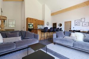 un soggiorno con due divani e una cucina di Mio – Loft alpin lumineux avec vue montagne a Champagny-en-Vanoise