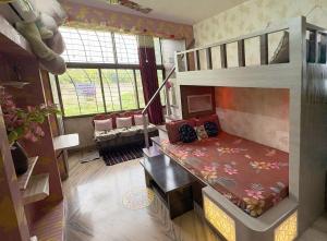 Ένα ή περισσότερα κρεβάτια σε δωμάτιο στο Shri Radhe Home Stay