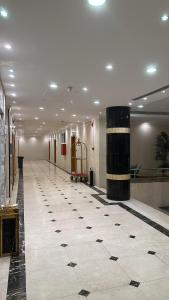 a large hallway with a large room with a large floor at النسيم رويال للشقق المفروشة in Jeddah