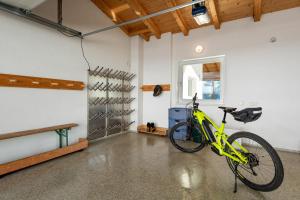 ヒパッハにあるApartmenthaus Stefanの黄色い自転車がガレージに駐車されている