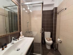 Koupelna v ubytování Calm Stay Apartment Trikala + 15 fotografií