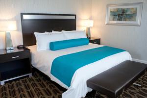 a large bed in a hotel room with two lamps at Gold Country Casino Resort in Oroville