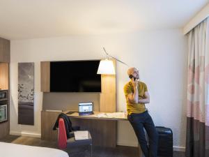 Televisyen dan/atau pusat hiburan di Novotel Lyon Bron Meeting & Events +131 gambar