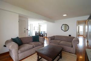 Una sala de estar con dos sofás y una mesa. en Industrial 3BR With OCEAN View, en Lima