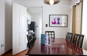 comedor con mesa con sillas y cocina en Industrial 3BR With OCEAN View, en Lima