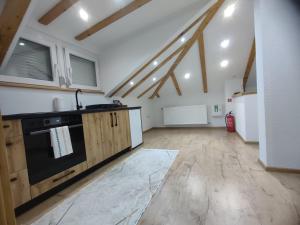 a kitchen with a stove top oven in a room at Green Stay in Velika Kladuša