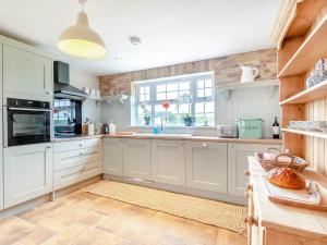 Η κουζίνα ή μικρή κουζίνα στο 2 Bed in Woodhall Spa 91957