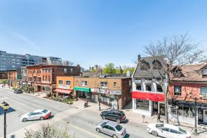 Una calle de la ciudad con coches aparcados en la calle. en 2 Bedroom Apt Near Downtown - King Bed Netflix, en Hamilton
