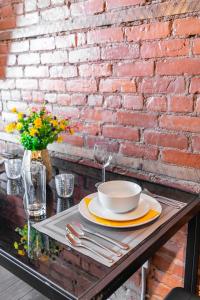 una mesa con un tazón y un plato en ella en 2 Bedroom Apt Near Downtown - King Bed Netflix, en Hamilton 12 fotos más