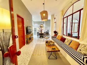 una sala de estar con un sofá y una mesa en Holi Dolce Vita Pool Villa, en Nha Trang