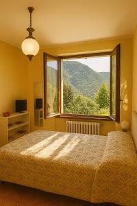 セルヴィーノにあるRelax e giardino con vista a Selvinoの大きなベッドと大きな窓のある寝室 +5枚の写真