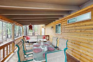パイントップ・レイクサイドにあるDam Fun Cabinの木製デッキ(テーブル、椅子付)
