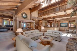 Lake ForestにあるWhispering Pines by Tahoe Getaways - Lakefront w Private Pier, Buoy w Pool Table & Fireplaceのギャラリーの写真