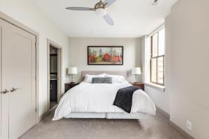 Ένα ή περισσότερα κρεβάτια σε δωμάτιο στο 1BR Stylish Apartment With Rooftop Deck & Pool