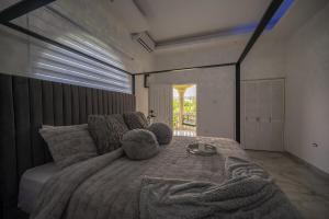 Ένα ή περισσότερα κρεβάτια σε δωμάτιο στο Island Dreams Villa