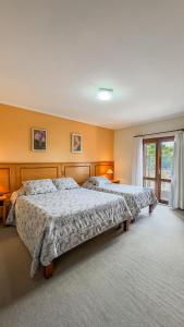 Кровать или кровати в номере Pousada Vilage Inn Capivari Campos do Jordão