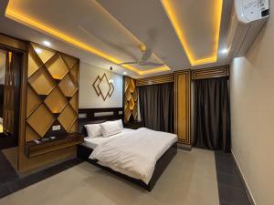a bedroom with a bed in a room at Sapphire Stays Hotel and Restaurant Peshawar in Peshawar