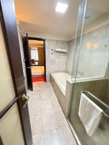 une salle de bain avec une douche, une baignoire et un lavabo dans l'établissement KL Exclusive Service Suites at Times Square Kuala Lumpur Malaysia, à Kuala Lumpur