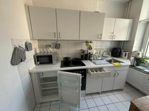 Kuchyň nebo kuchyňský kout v ubytování 1 Zi Whg an der Universität zu Kiel-City, Alsenstrasse 17, perfekt auch als Schadenwohnung, eigener Parkplatz, 45 qm, große Wohnküche, , Wlan incl, perfekt möbliert, je 3 Min zur Universitätsklinik zu Kiel, Ostsee, Seebäder,