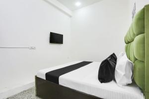 Ένα ή περισσότερα κρεβάτια σε δωμάτιο στο HOTEL O HEAVEN IN GUEST HOUSE