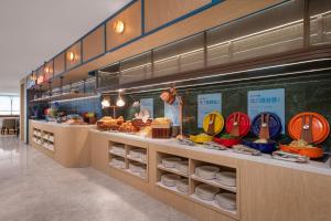 a restaurant with a buffet of food on display at Holiday Inn Express Rizhao Oriental Colorful City in Rizhao +56 photos