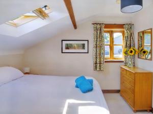 a bedroom with a bed and a window at 4 Bed in Cowes 88913 in Porchfield