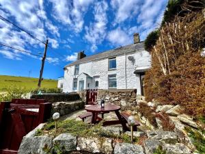 a house with a picnic table in front of it at 2 Bed in Nefyn 92561 in Llithfaen