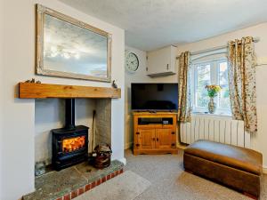 a living room with a fireplace and a television at 2 Bed in Ludlow 91422 in Ludlow
