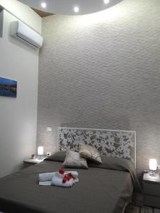 1 dormitorio con 1 cama con 2 toallas en Casa Vacanze Giani, en Terrasini