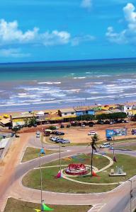 una strada di fronte a una spiaggia con l'oceano di Casa de praia Atalaia Nova a Barra dos Coqueiros Altre 14 foto