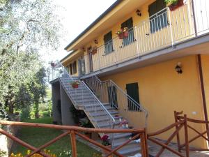 a staircase on the side of a building at Caddelovi in Fibbialla