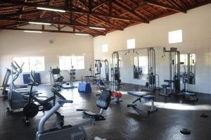 einen Fitnessraum mit mehreren Laufbändern und Heimtrainern in der Unterkunft Hotel Fazenda Santa Maria in Serra Negra