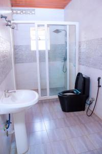 Bilik mandi di Sissy Apartments
