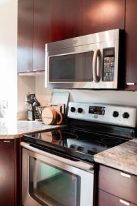 una cocina con estufa y microondas en 2 Bedroom Apartment next to Convention Center!, en Seattle