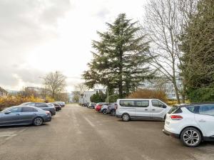 a row of cars parked in a parking lot at Novotel Brussels Airport in Diegem