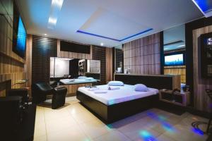 a large bedroom with a bed and a kitchen at Romanus Piracicaba in Piracicaba