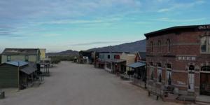 ベンソンにあるCopper Stay Inn - Rodeway Inn Benson AZ I-10 Exit 304の小さな町の空き道