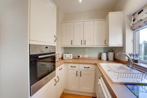 Kuchyň nebo kuchyňský kout v ubytování Lilac Cottage + 4 fotografie