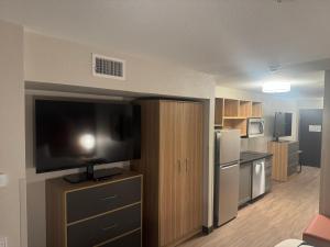 Il comprend un salon avec une télévision à écran plat et une cuisine. dans l'établissement Pulse Pnt Stes at Fort Sam Hou, à San Antonio