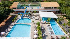 an overhead view of a pool at a resort at diRoma Fiori direto com o Grupo diRoma com acesso ao Acqua Park e Café da manhã in Caldas Novas