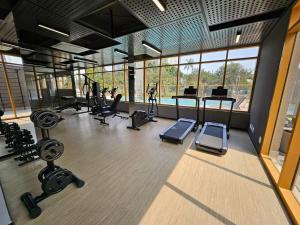 ein Fitnessstudio mit mehreren Laufbändern und Heimtrainern in der Unterkunft Apto novo e aconchegante ao lado do Allianz in São Paulo
