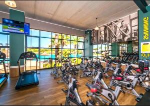 una palestra con un mucchio di biciclette di Serenity@TheBlyde a Pretoria